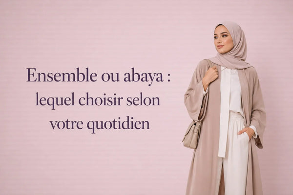 Femme en ensemble beige et kimono taupe — ensemble ou abaya, lequel choisir selon votre quotidien ZYNA