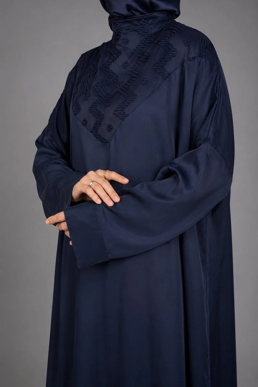 Détail du plastron brodé géométrique, abaya Sahar bleu marine – ZYNA