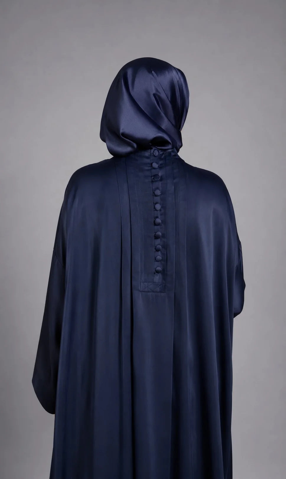 Dos plissé boutonné de l'abaya brodée Sahar bleu marine – ZYNA