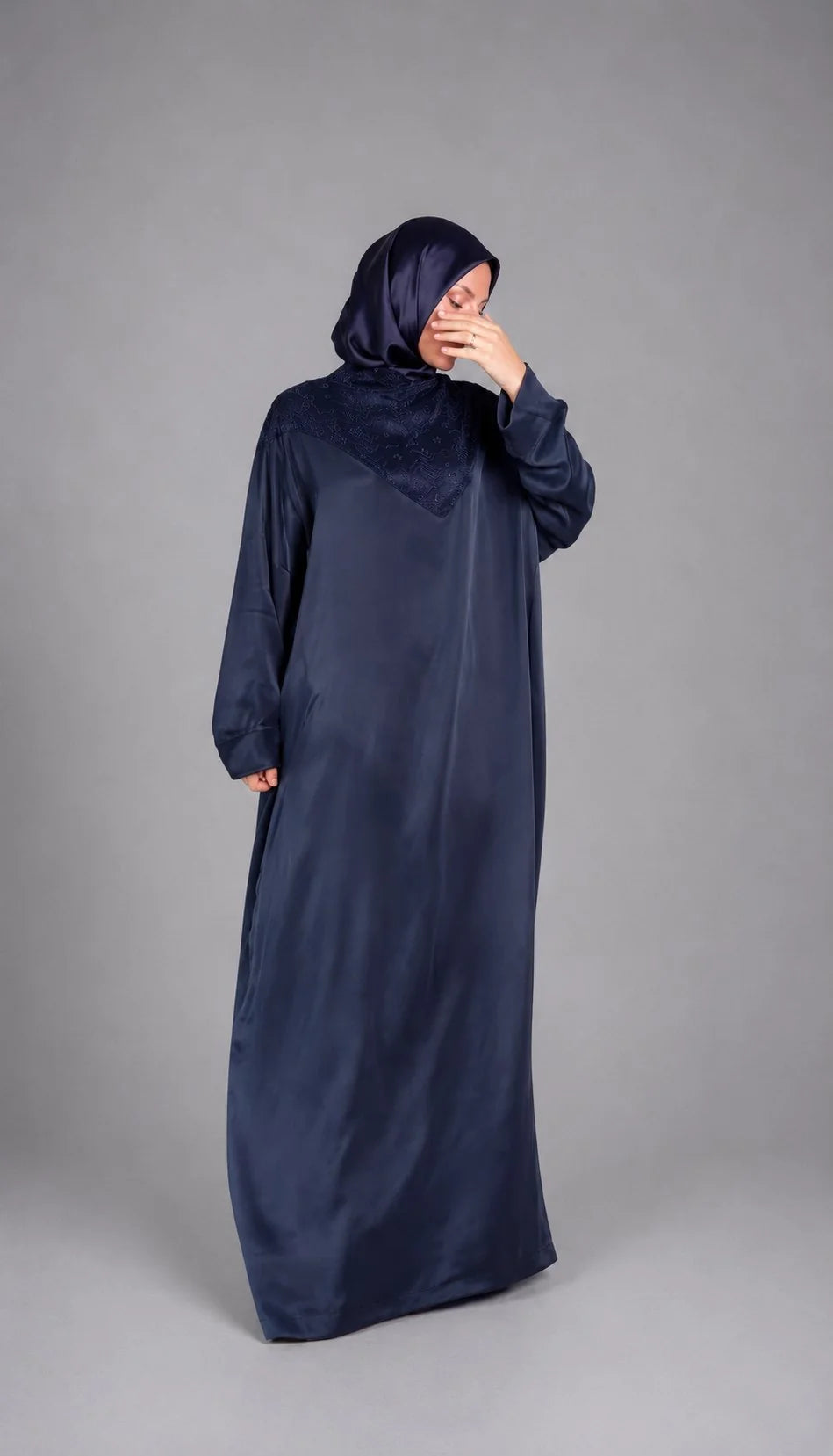 Abaya brodée Sahar bleu marine en cupro, plastron géométrique, vue de face – ZYNA