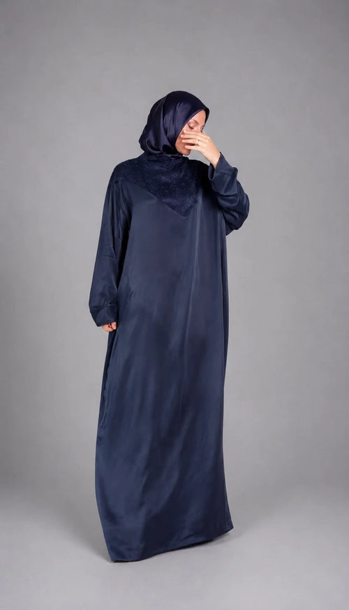 Abaya brodée Sahar bleu marine en cupro, plastron géométrique, vue de face – ZYNA