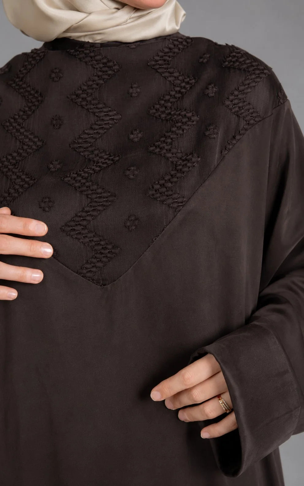 Détail du plastron brodé géométrique, abaya Sahar chocolat – ZYNA