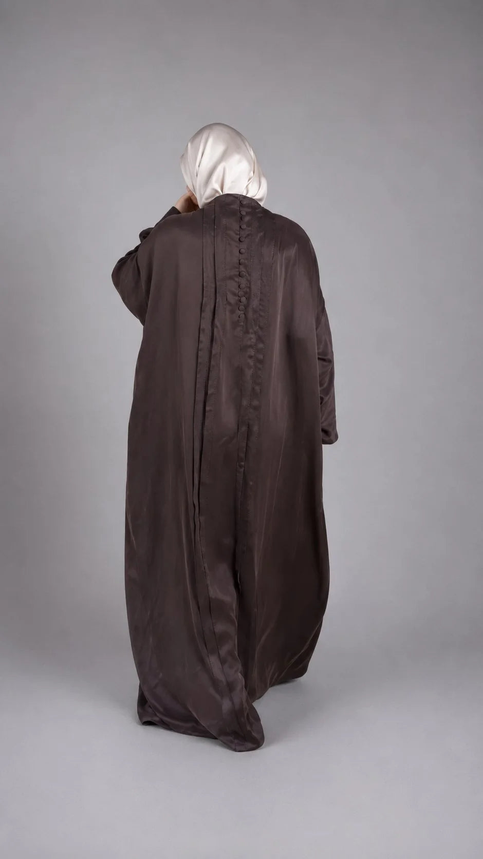 Dos plissé boutonné de l'abaya brodée Sahar chocolat – ZYNA