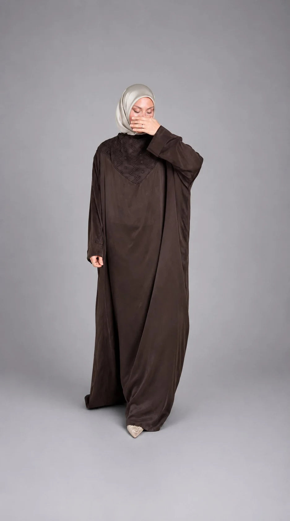 Abaya brodée Sahar chocolat en cupro, plastron géométrique, vue de face – ZYNA