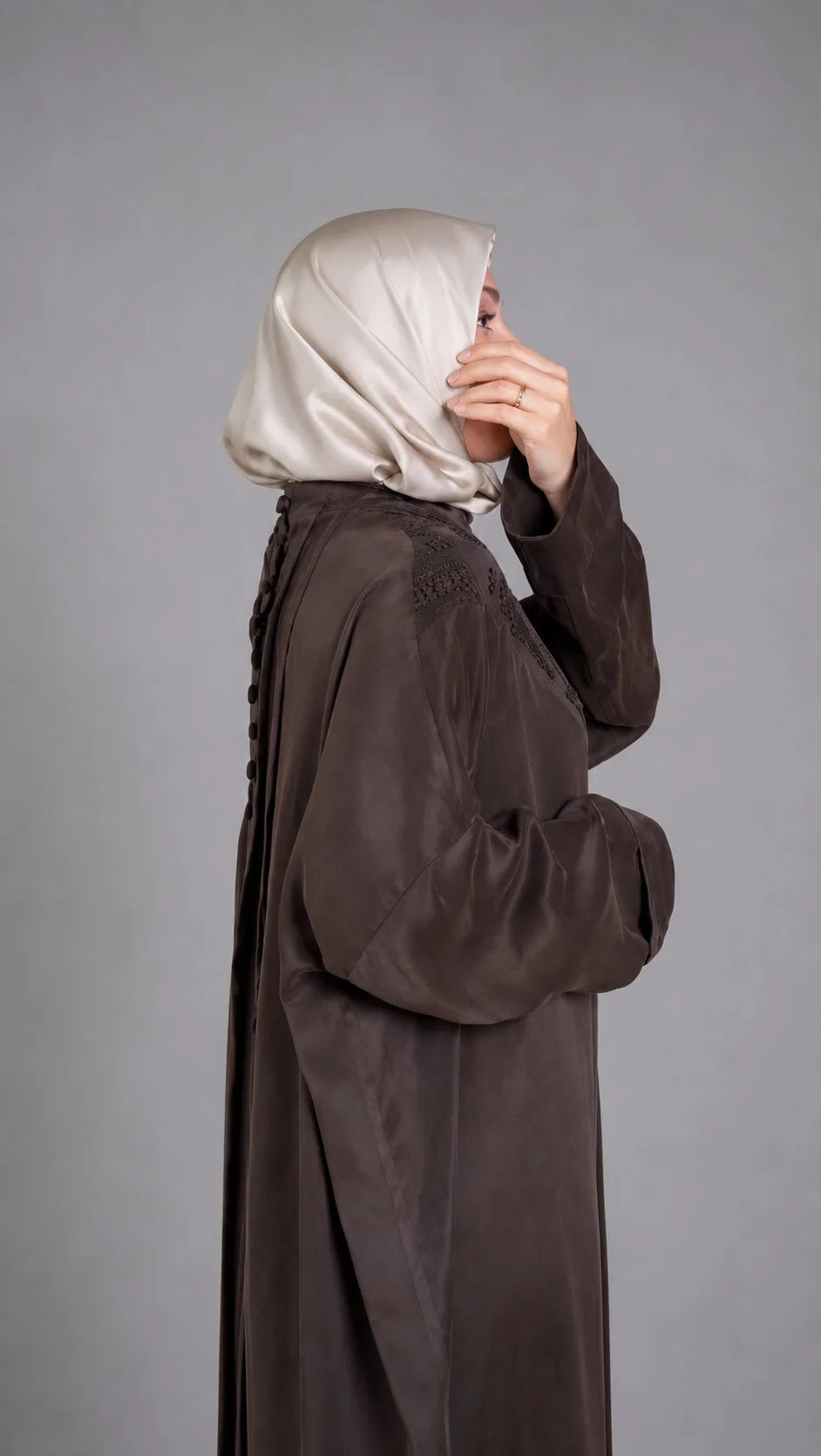 Abaya brodée Sahar chocolat en cupro, vue de profil – ZYNA
