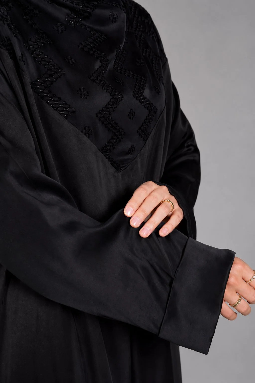 Détail de la manche large, abaya brodée Sahar noire – ZYNA