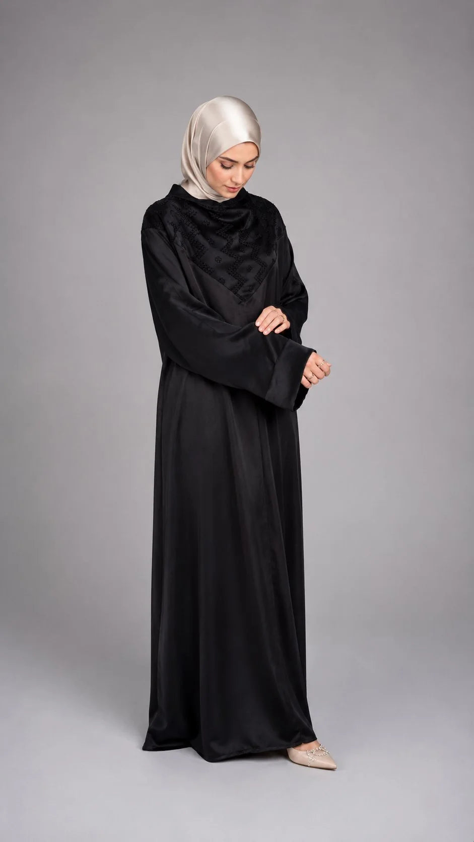 Abaya brodée Sahar noire en cupro, plastron géométrique, vue de face – ZYNA