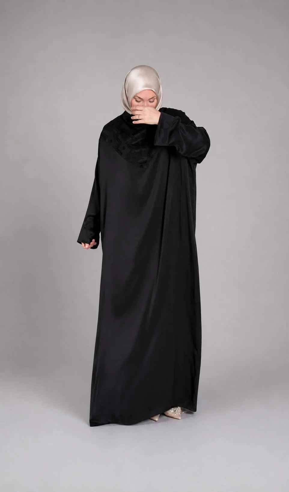 Abaya brodée Sahar noire en cupro portée, coupe ample fluide – ZYNA