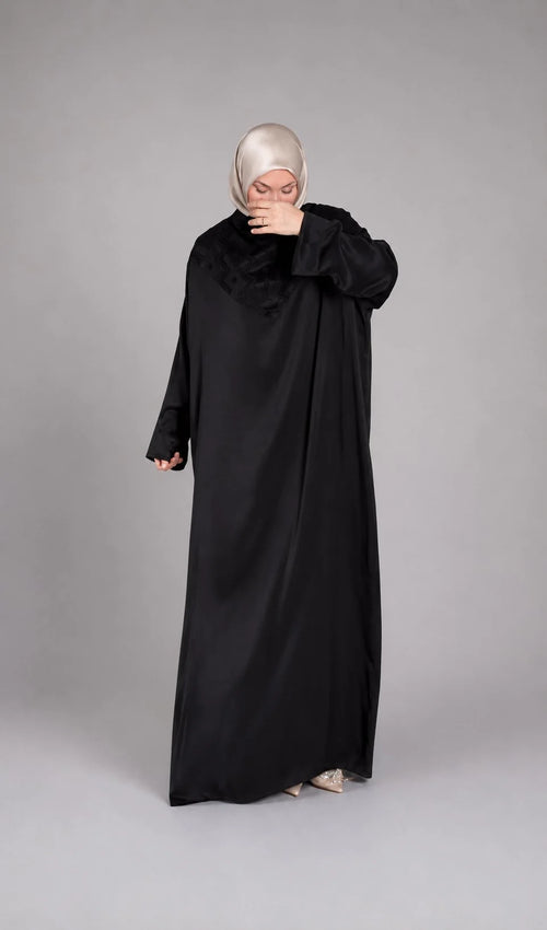 Abaya brodée Sahar noire en cupro portée, coupe ample fluide – ZYNA