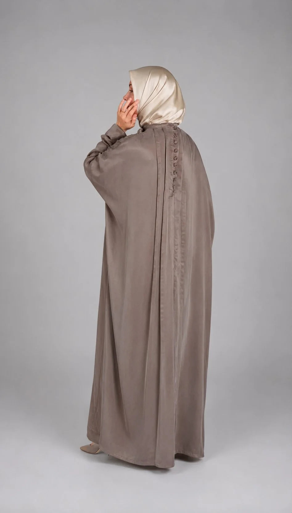 Dos plissé boutonné de l'abaya brodée Sahar vison – ZYNA