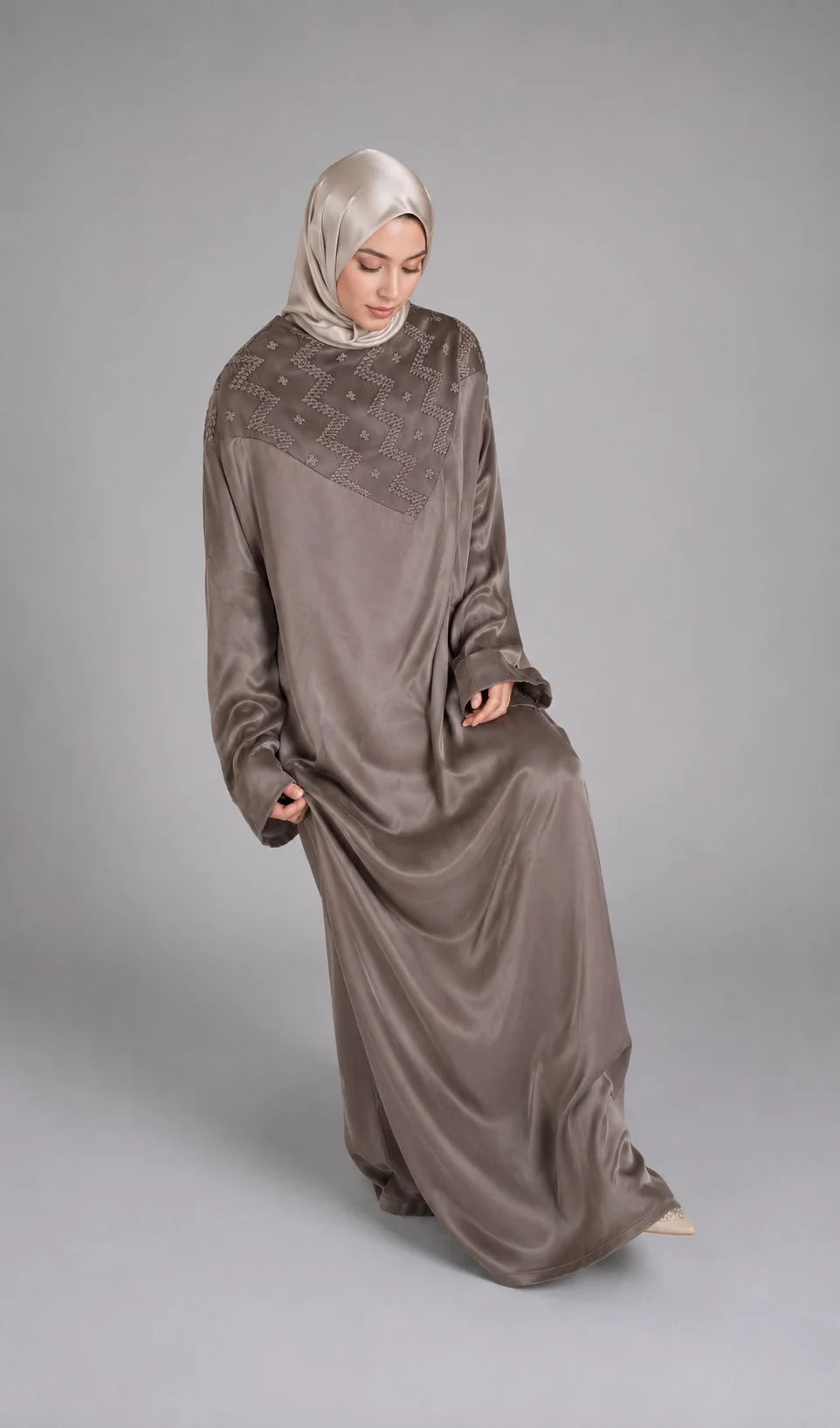Abaya brodée Sahar vison en cupro, plastron géométrique, vue de face – ZYNA