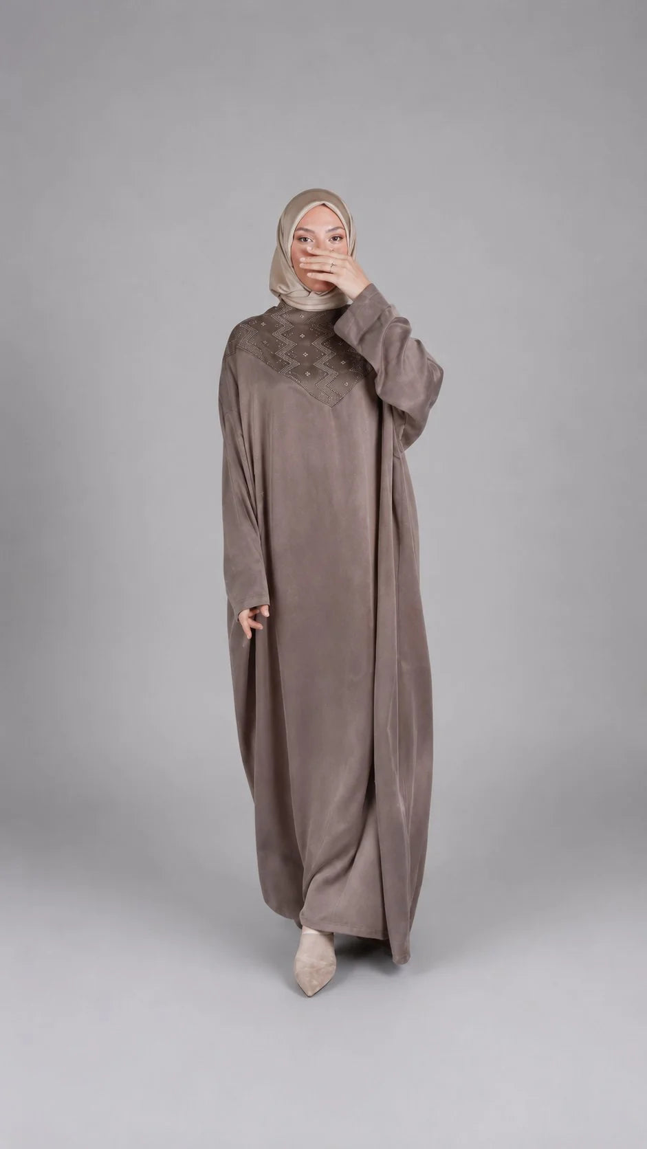 Abaya brodée Sahar vison en cupro portée, coupe ample fluide – ZYNA