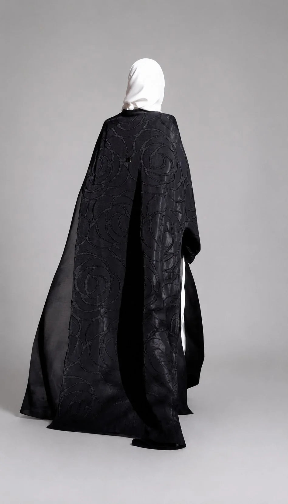 Dos de l'abaya Farasha Roses, cape en organza dévoré à motif roses – ZYNA