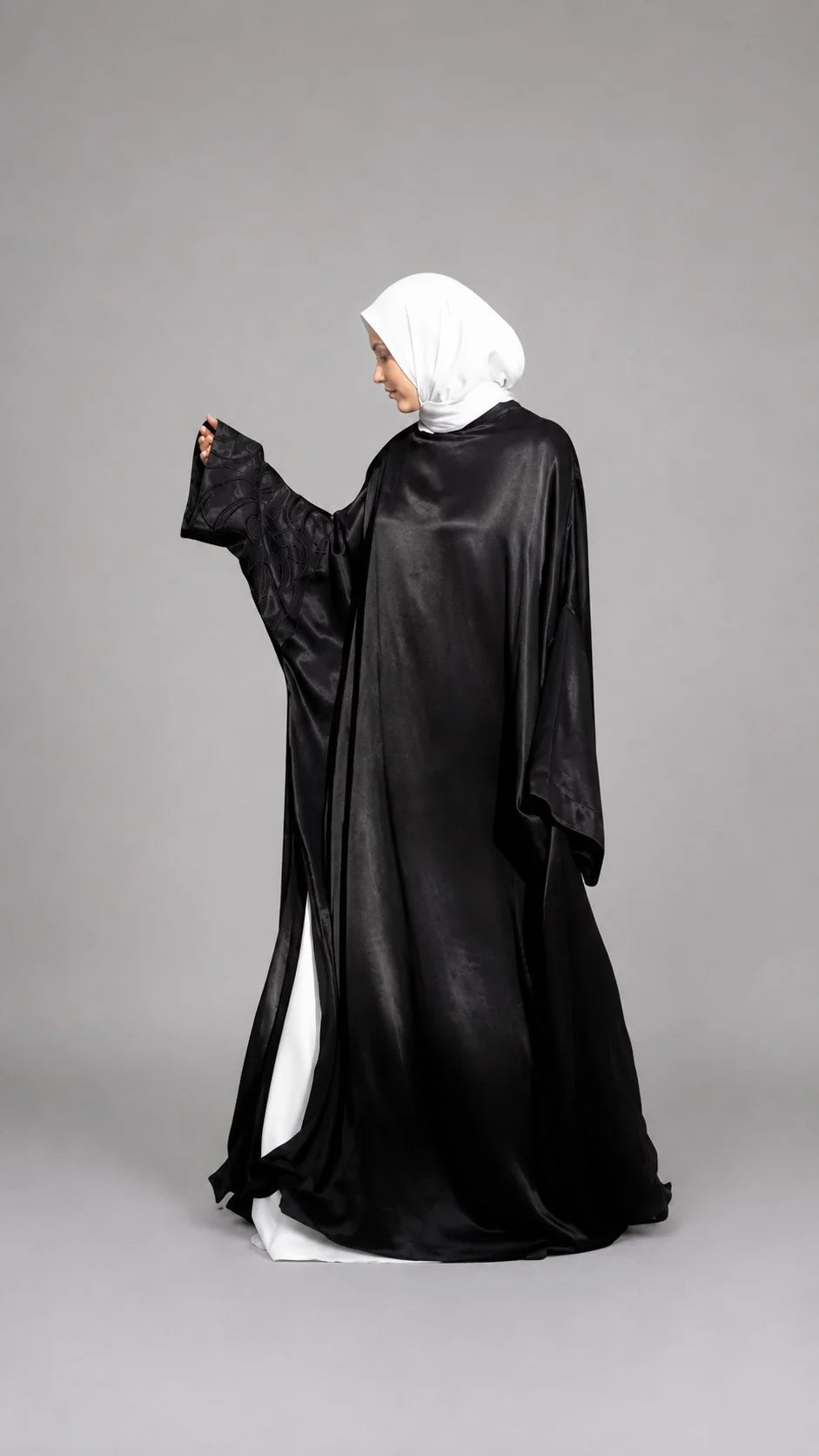 Abaya Farasha Roses noire, satin fluide, coupe papillon – ZYNA