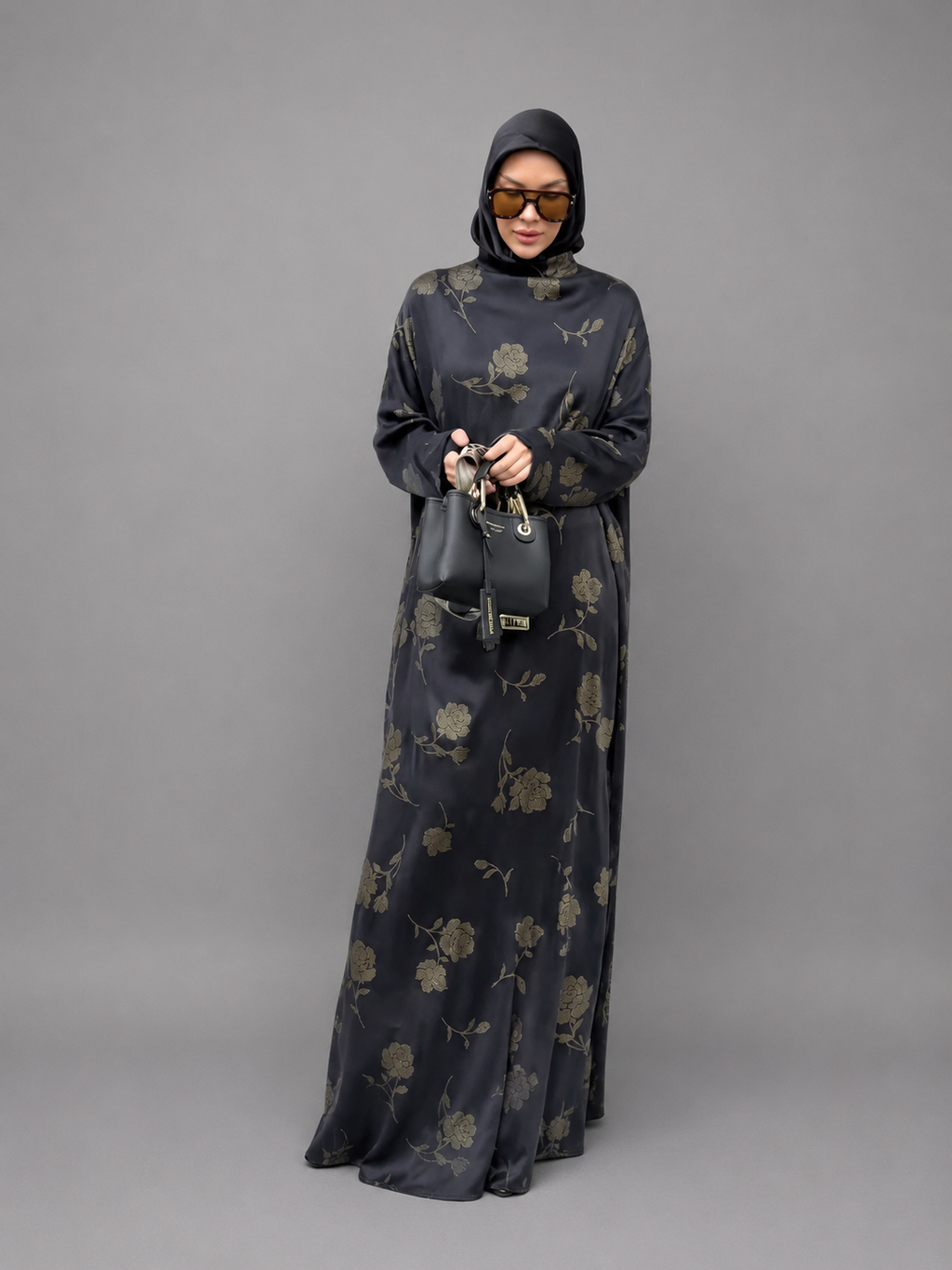 Abaya satin florale gris anthracite, col montant, coupe fluide – ZYNA