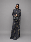 Abaya satin florale gris anthracite, col montant, coupe fluide – ZYNA