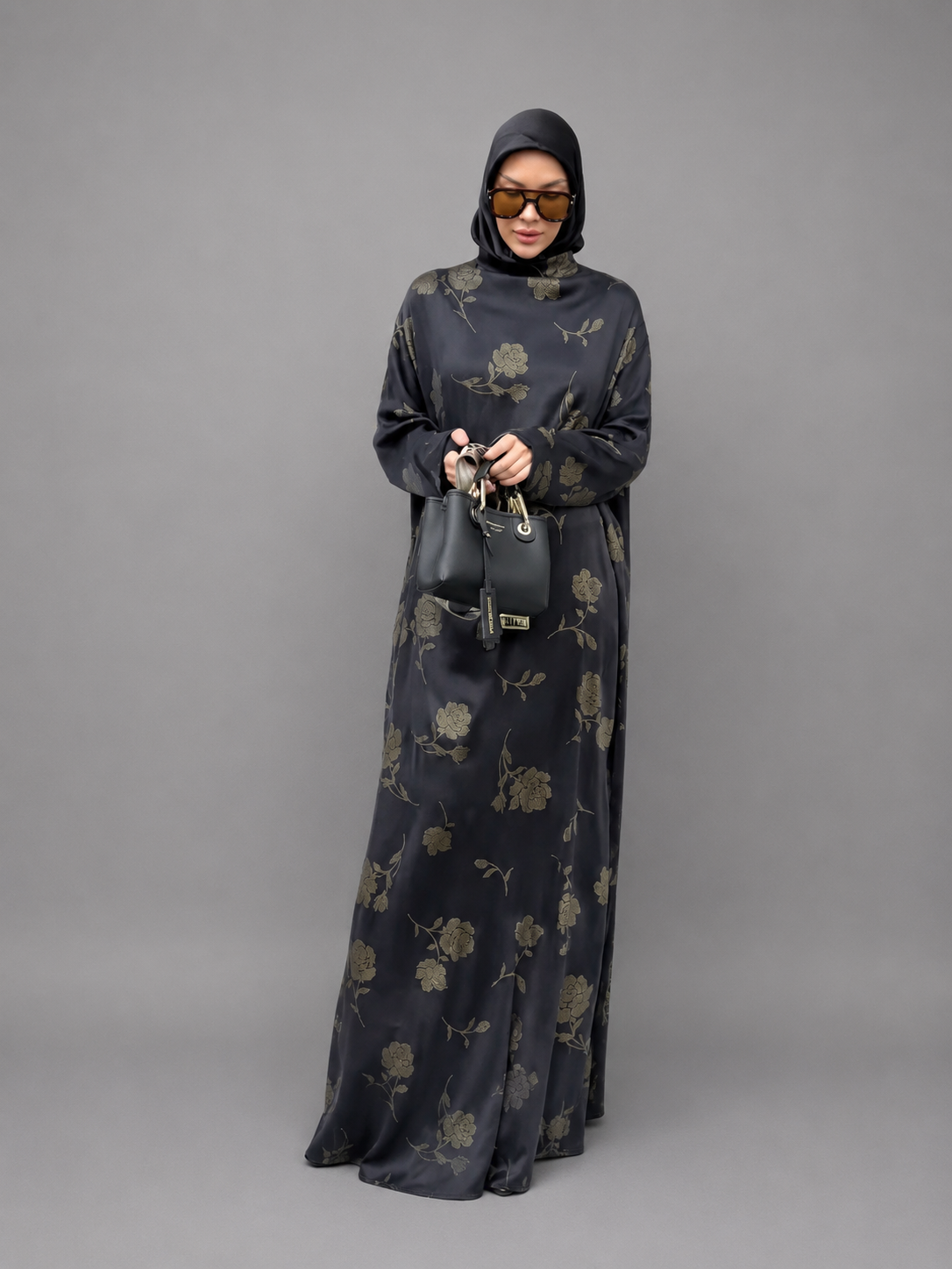 Abaya satin florale gris anthracite, col montant, coupe fluide – ZYNA