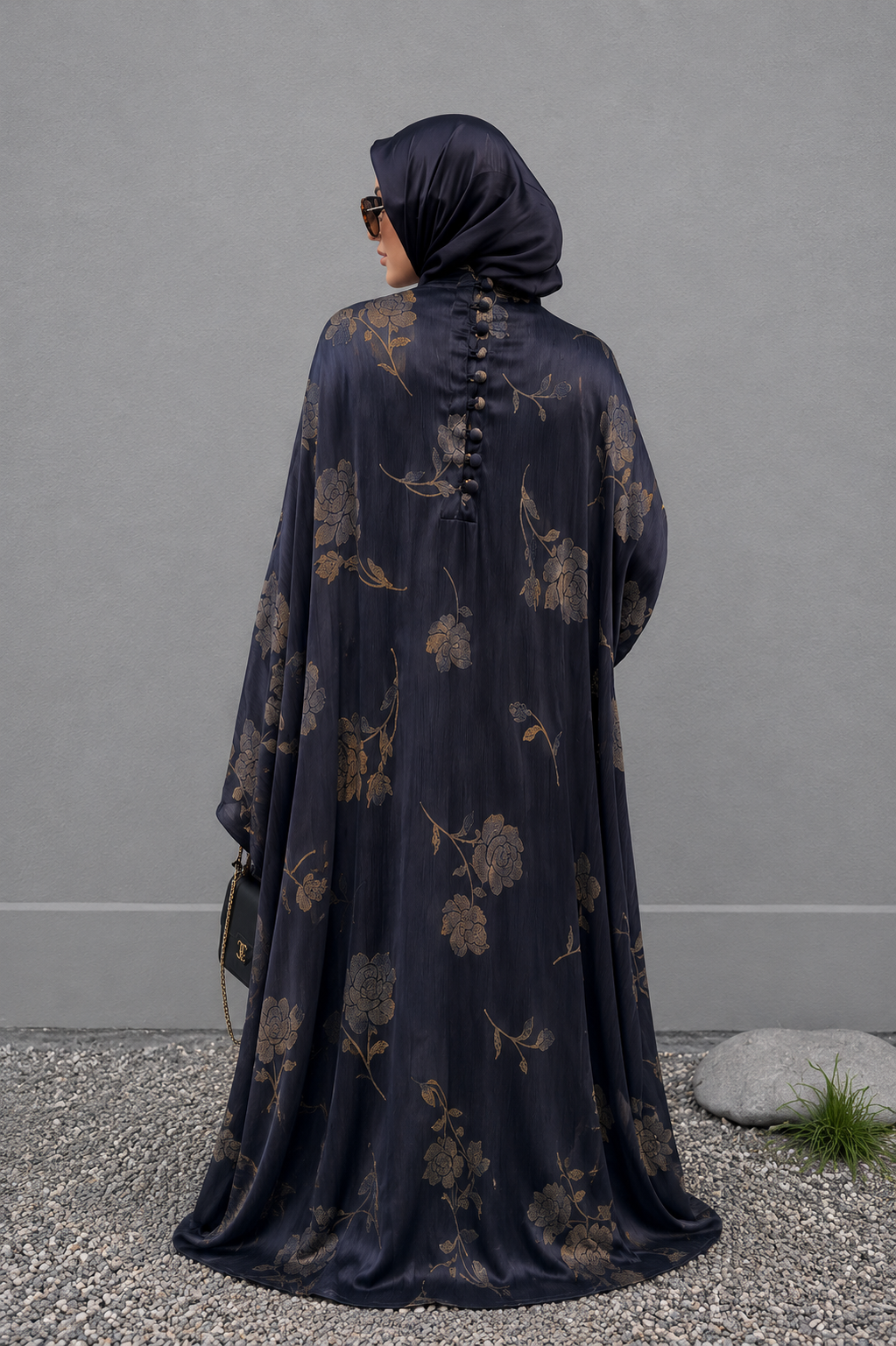 Abaya satin florale gris anthracite, détail du motif floral – ZYNA