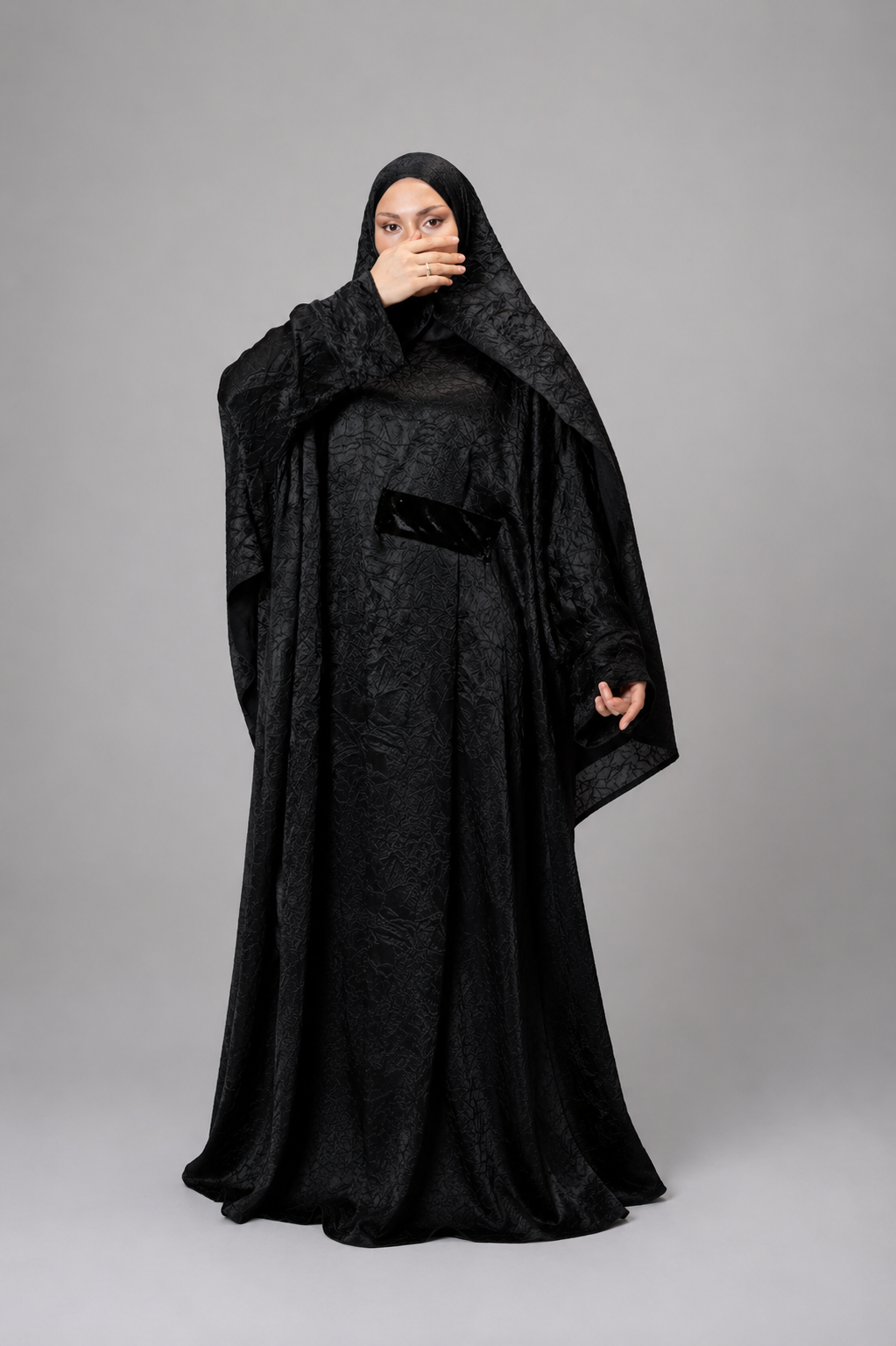 Abaya jacquard noire L'Élégance, détail du motif jacquard – ZYNA