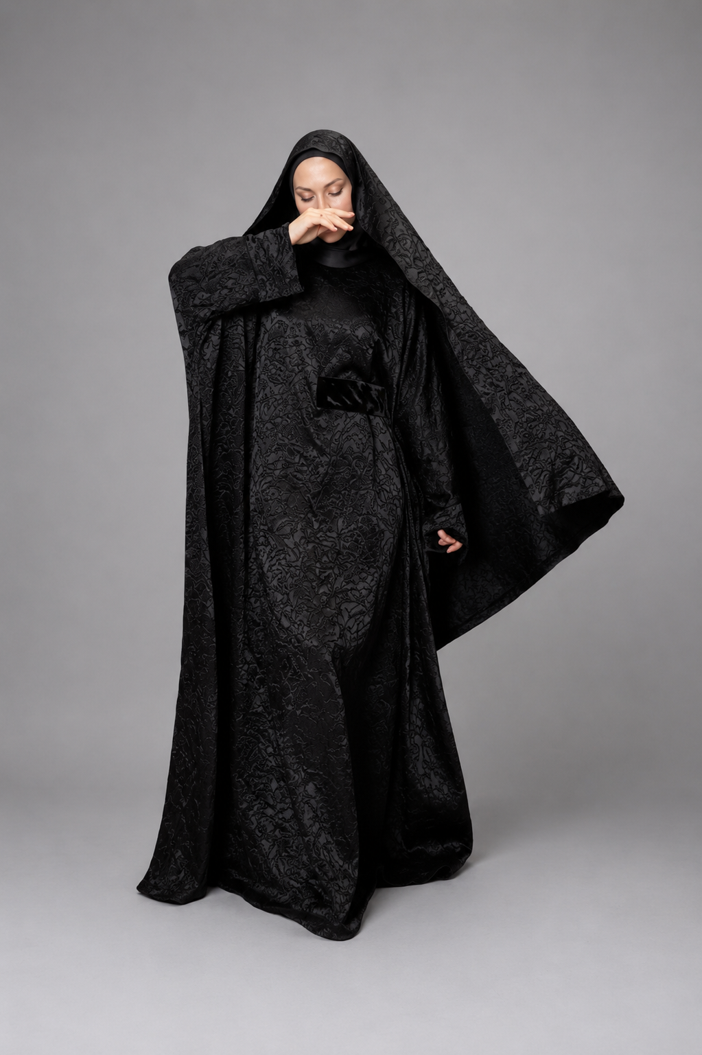 Abaya jacquard noire L'Élégance portée avec foulard assorti – ZYNA
