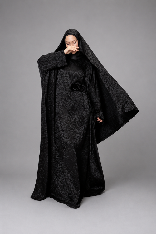Abaya jacquard noire L'Élégance portée avec foulard assorti – ZYNA
