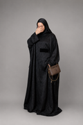 Abaya jacquard noire L'Élégance, coupe fluide élégante – ZYNA