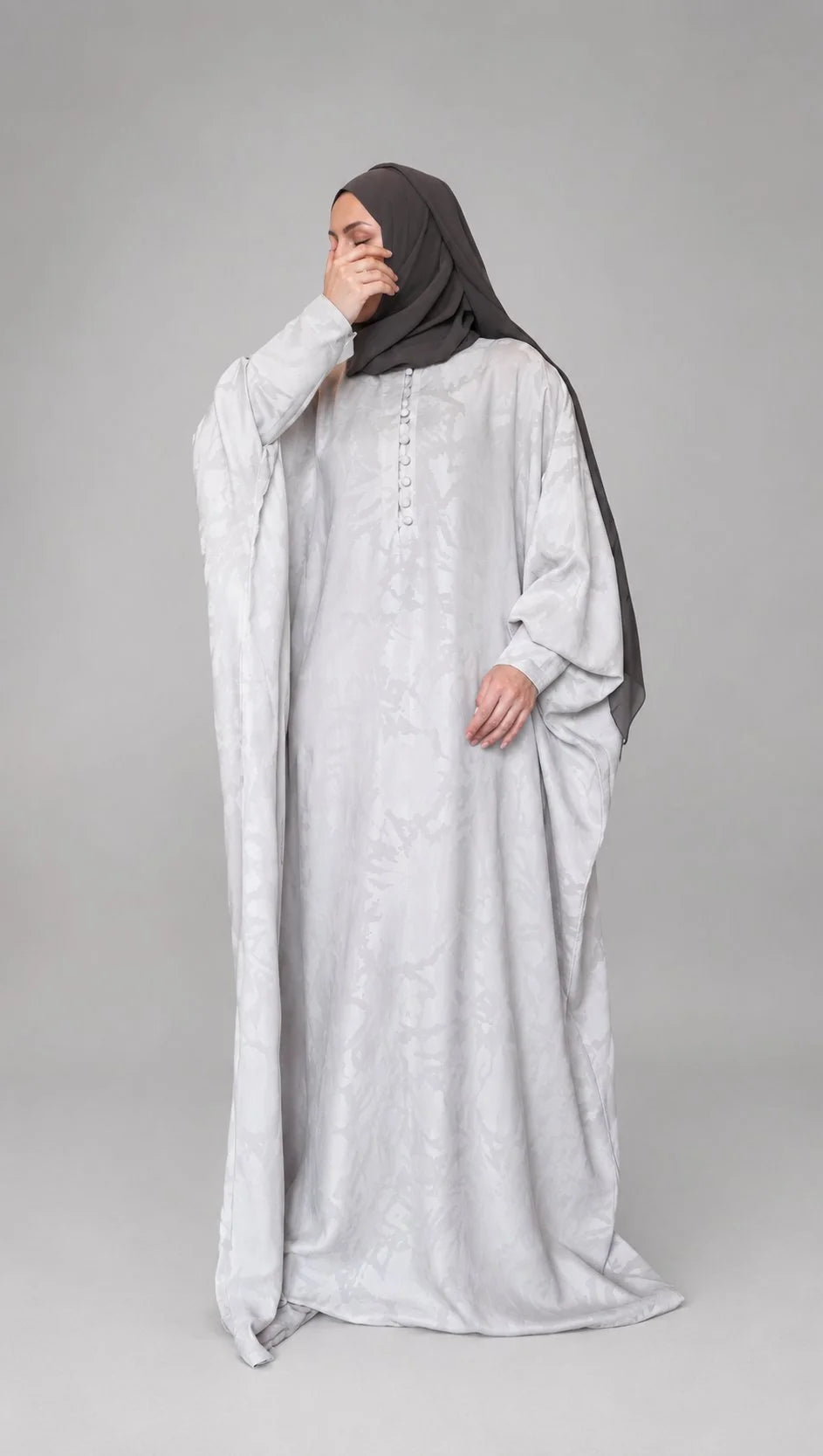 Abaya Yasmine – Cupro Oversize, Jacquard Floral | ZYNA