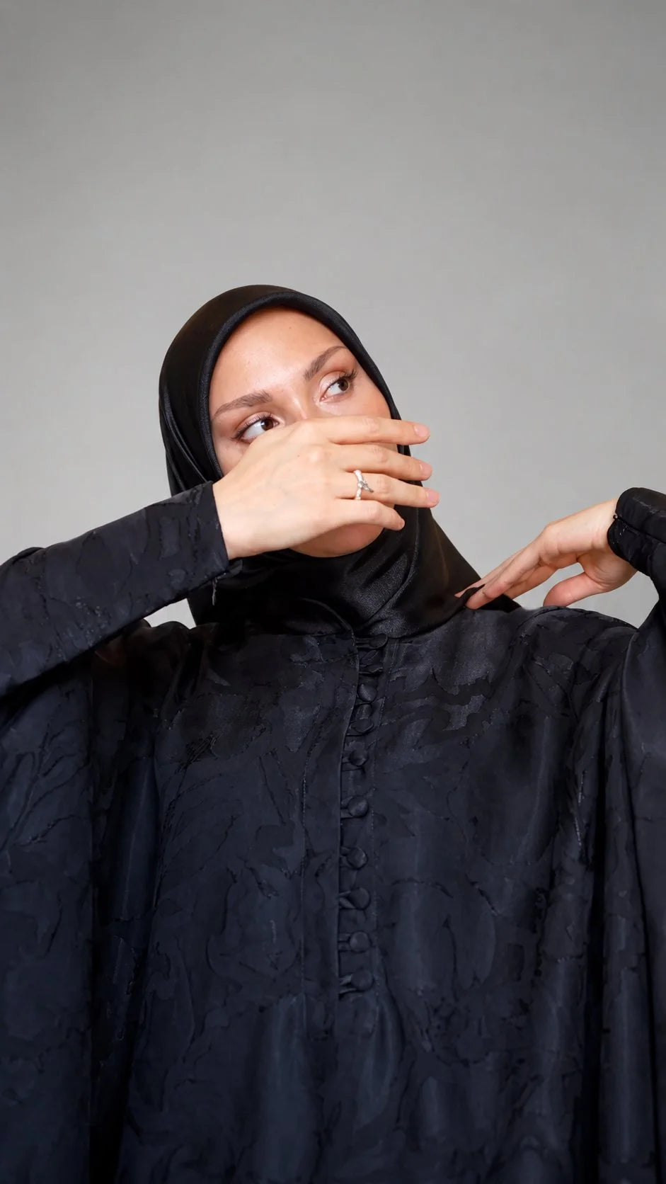 Abaya Yasmine – Cupro Oversize, Jacquard Floral | ZYNA