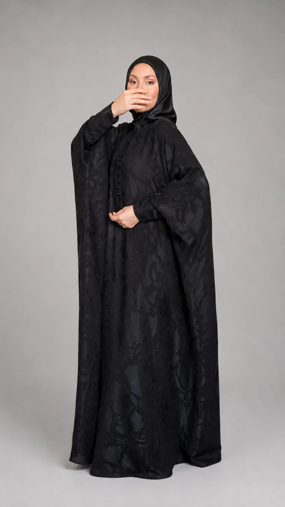 Abaya Yasmine – Cupro Oversize, Jacquard Floral | ZYNA