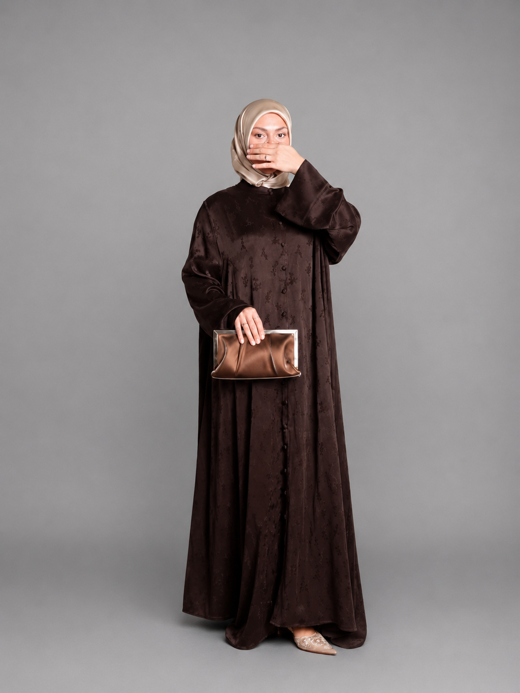 Abaya satin jacquard marron chocolat, vue détaillée du tombé – ZYNA