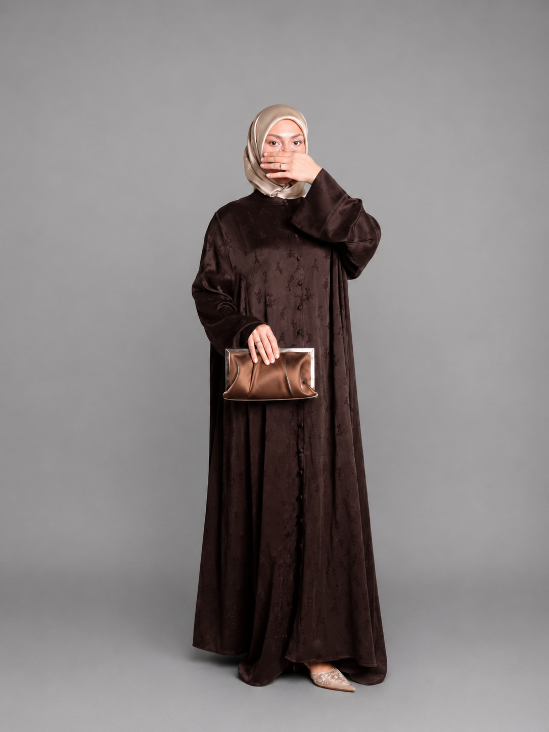 Abaya satin jacquard marron chocolat, vue détaillée du tombé – ZYNA