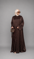 Abaya satin jacquard marron chocolat, col montant, coupe fluide – ZYNA