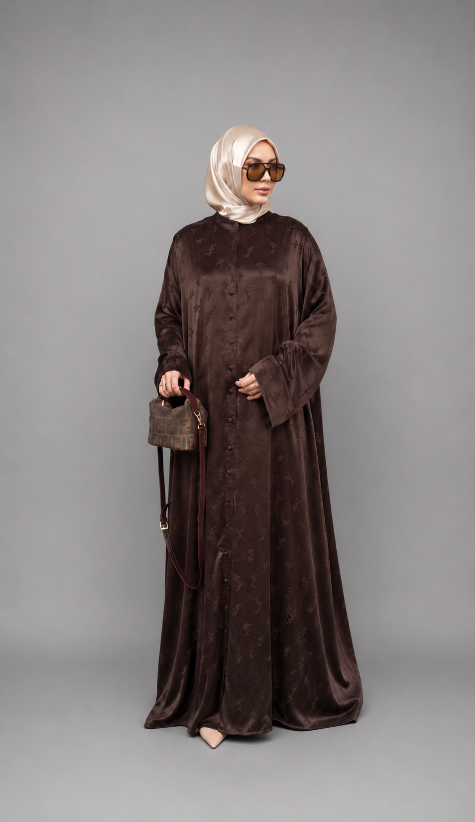 Abaya satin jacquard marron chocolat, col montant, coupe fluide – ZYNA