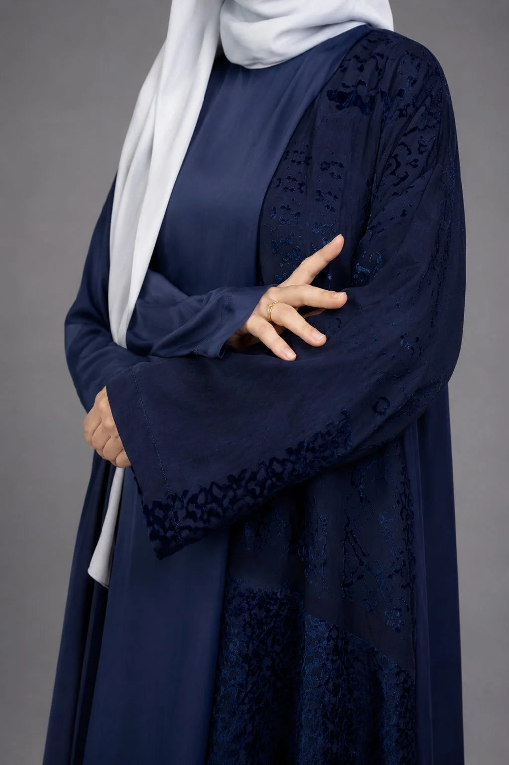 Détail du velours dévoré floral, abaya Velours Jardin bleu marine – ZYNA