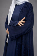 Détail du velours dévoré floral, abaya Velours Jardin bleu marine – ZYNA