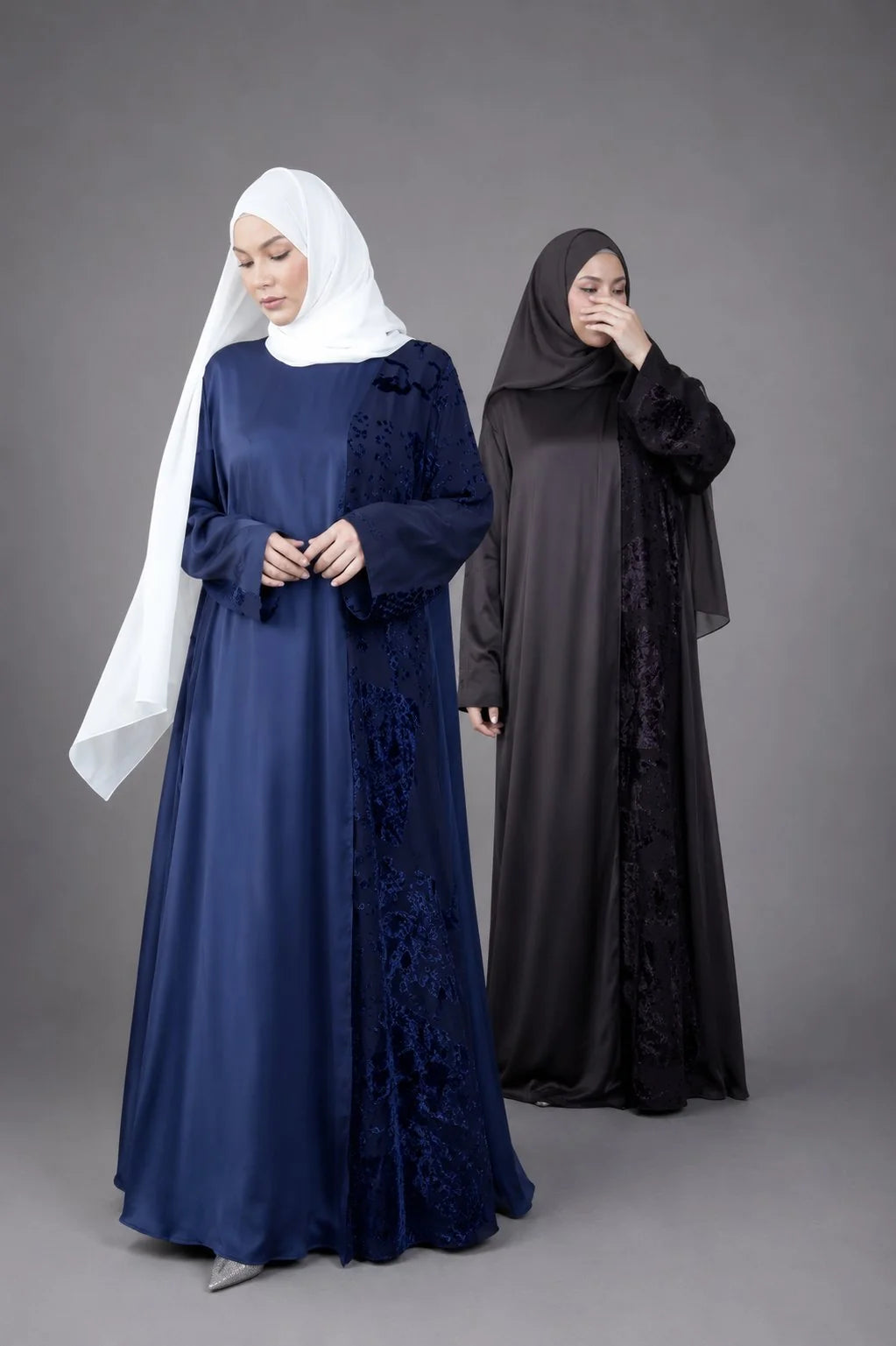 Abayas Velours Jardin en dévoré floral, coloris bleu marine et noir, coupe évasée – ZYNA