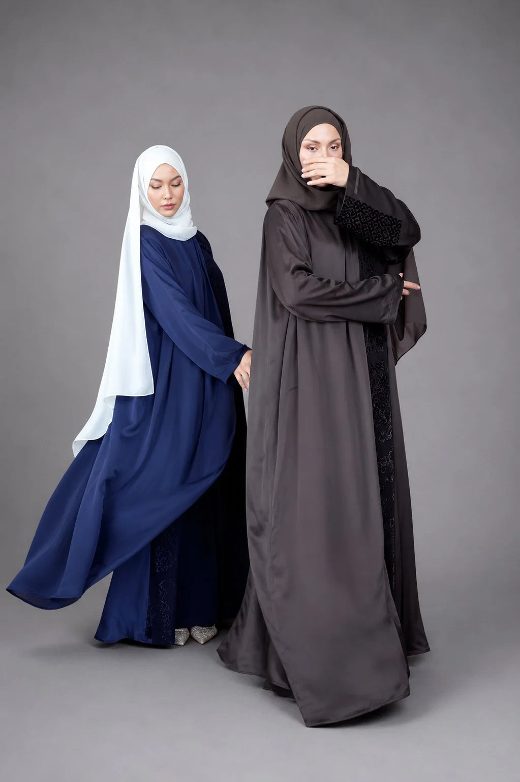 Abayas Velours Jardin dévoré floral en mouvement, marine et noir – ZYNA